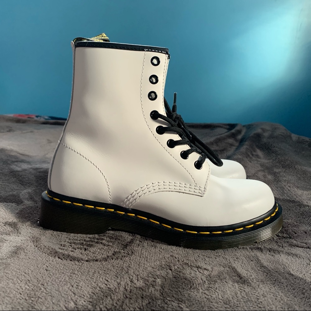 New Women’s 1460 smooth white Dr. Martens